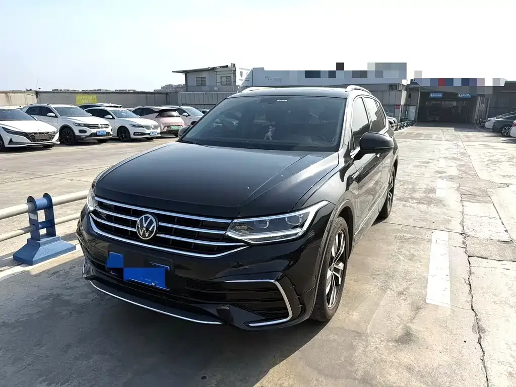 Volkswagen Tiguan L — фото 1