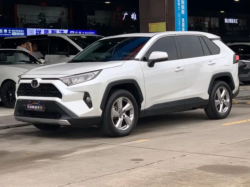 Toyota RAV4 — фото 1