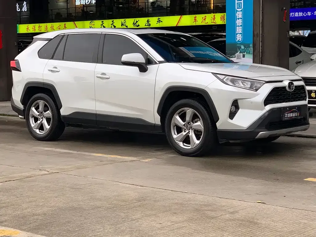 Toyota RAV4 — фото 2