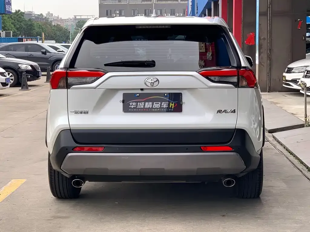 Toyota RAV4 — фото 10