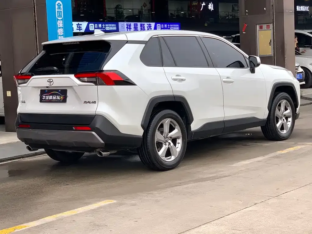 Toyota RAV4 — фото 8