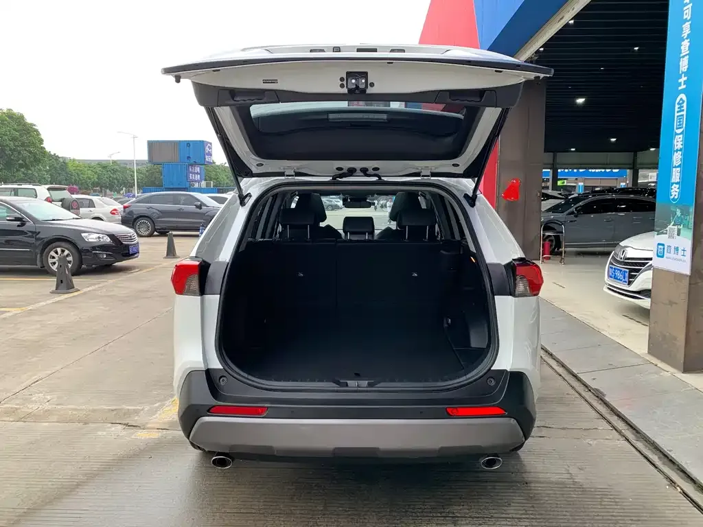Toyota RAV4 — фото 9