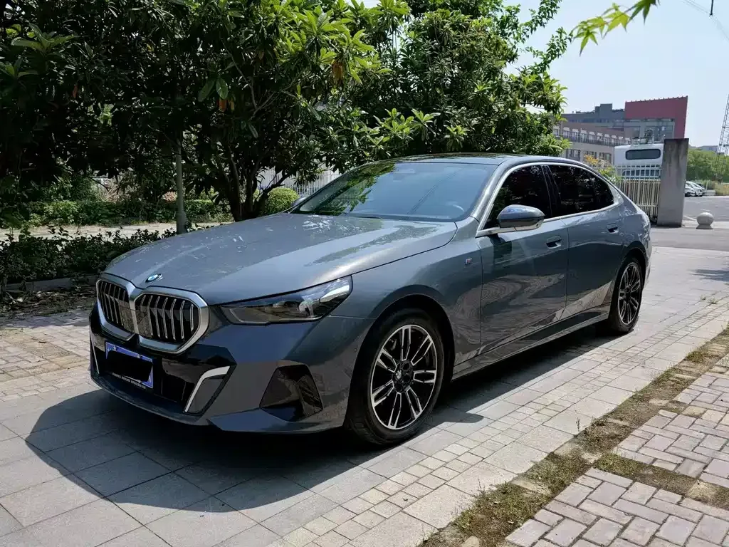 BMW 5 Series — фото 1