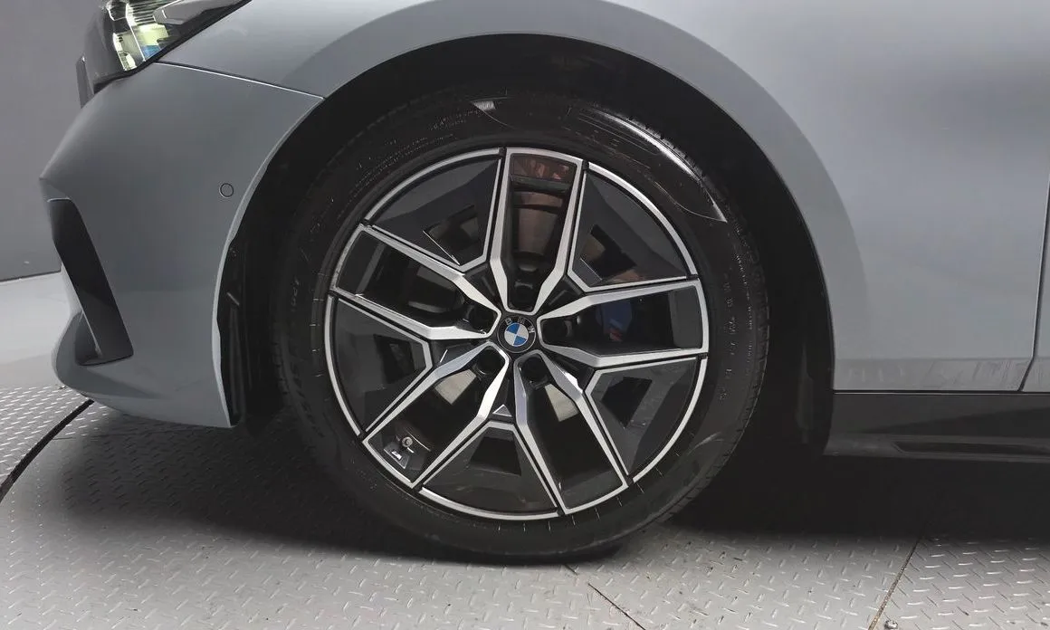 BMW 5-Series 2025 из KR, фото 4