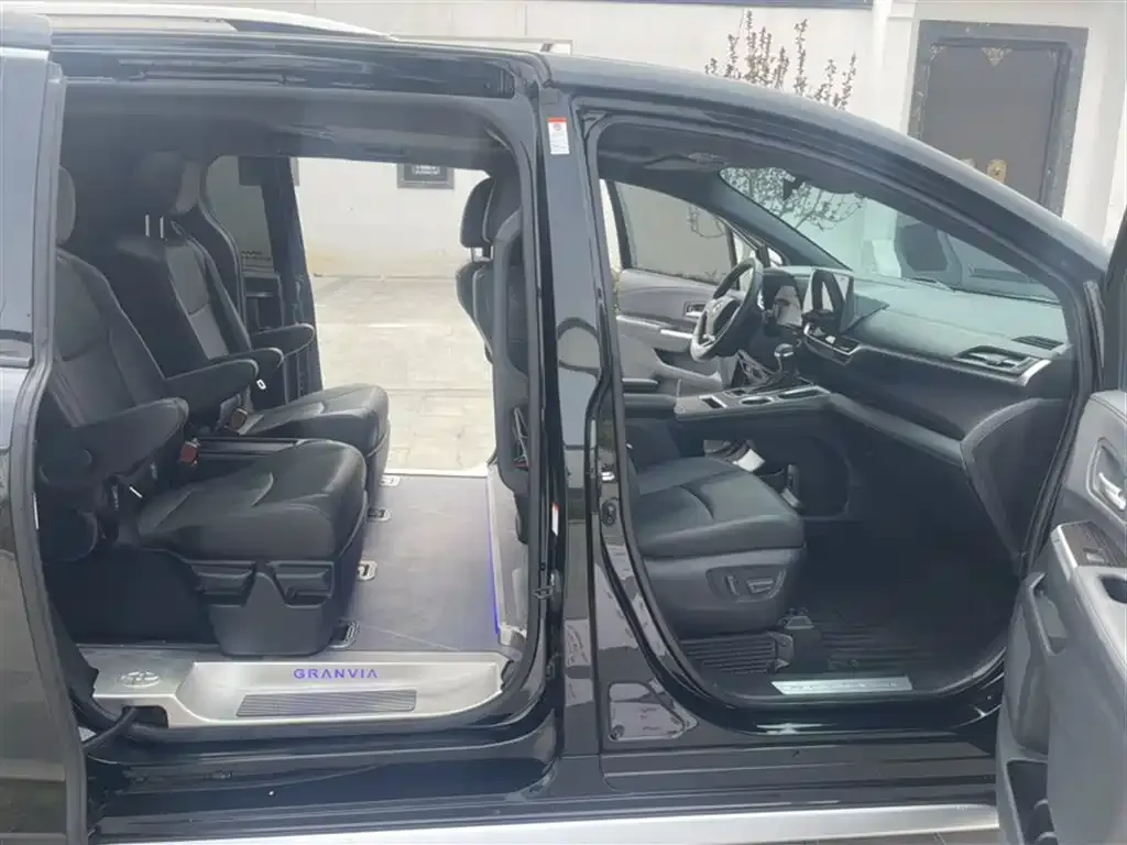 Toyota Granvia — фото 8