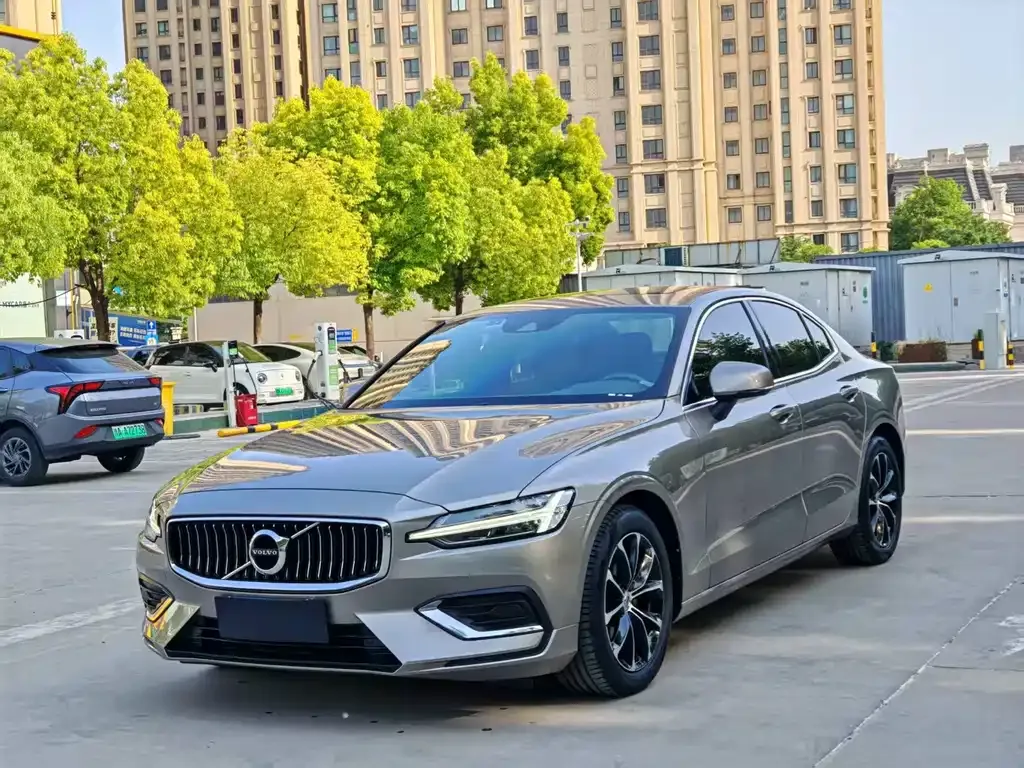 Volvo S60 — фото 1