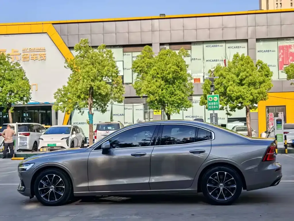 Volvo S60 — фото 10