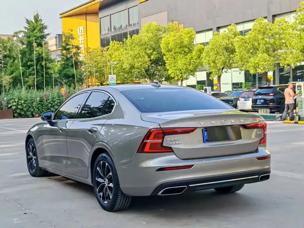 Volvo S60 — фото 9