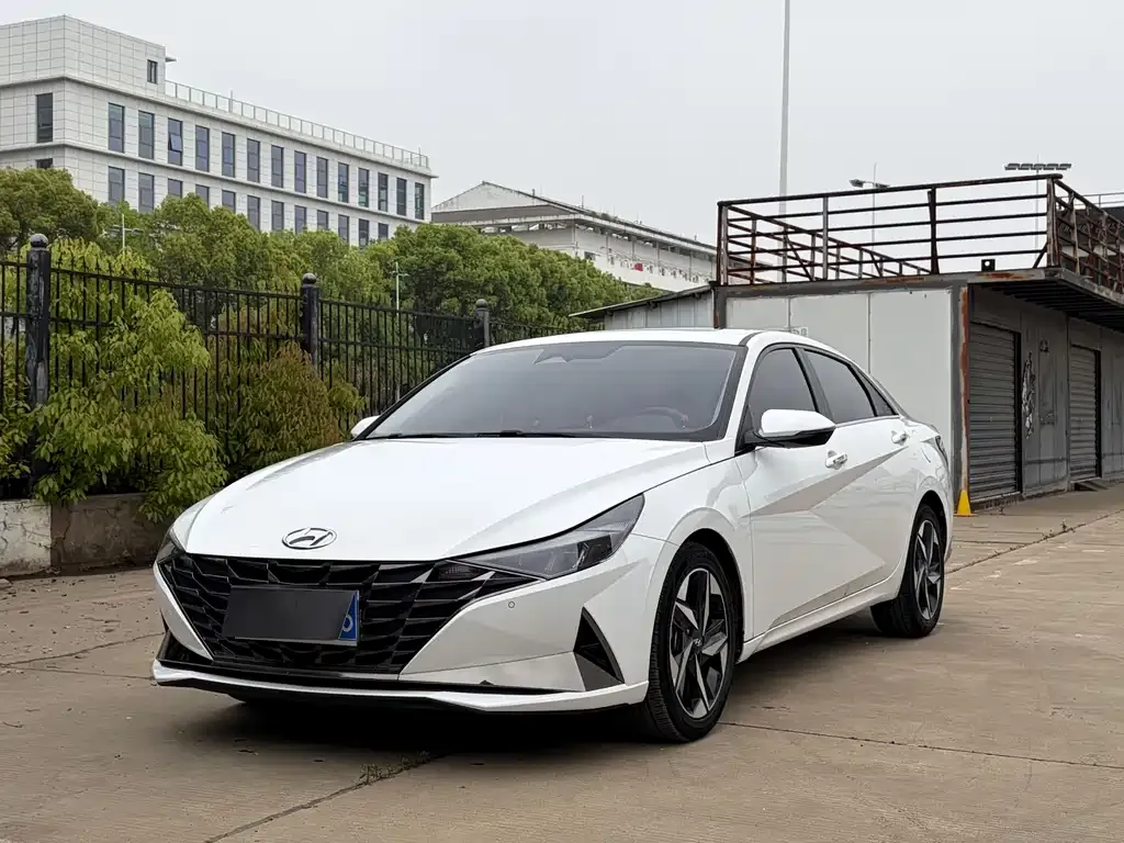 Hyundai Elantra — фото 1