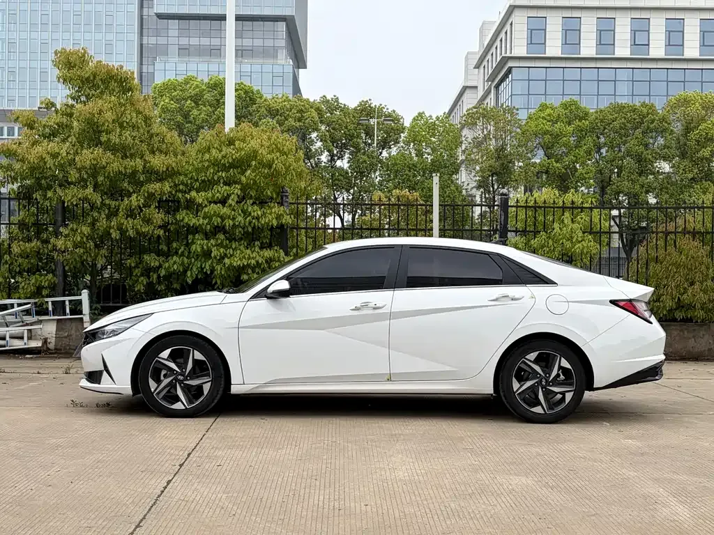 Hyundai Elantra — фото 4