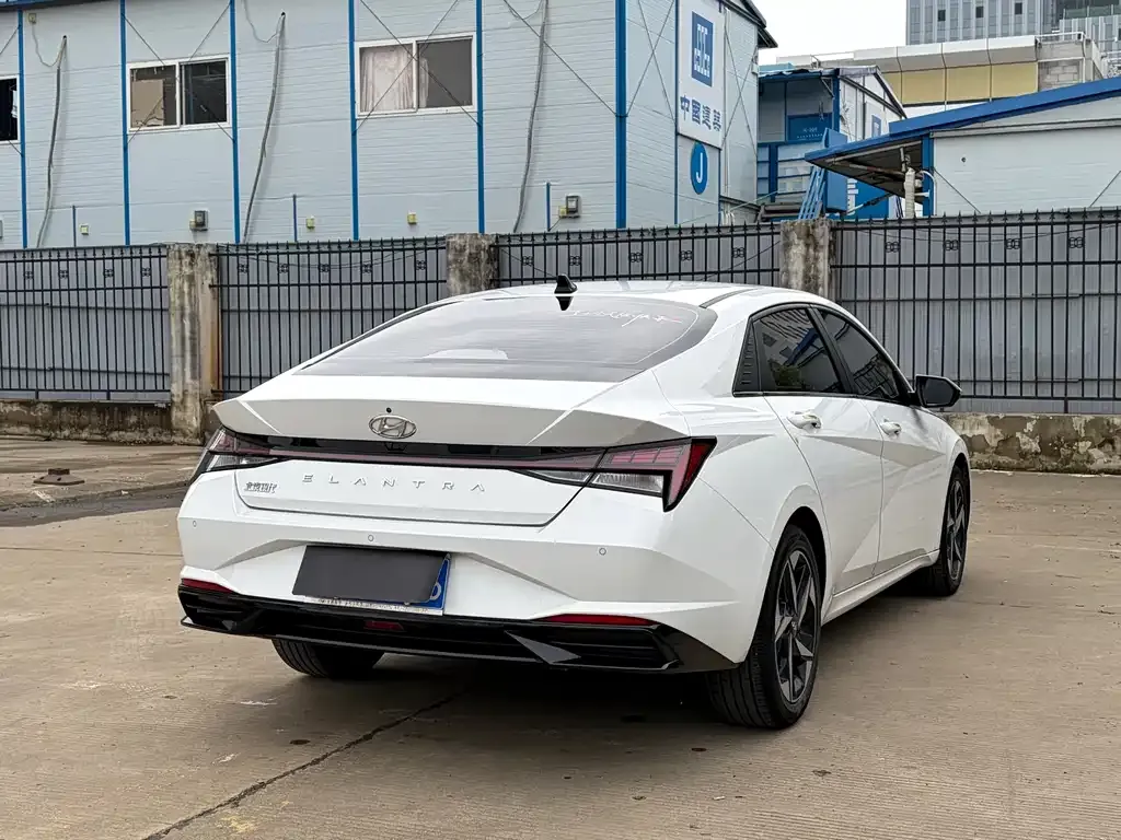 Hyundai Elantra — фото 3