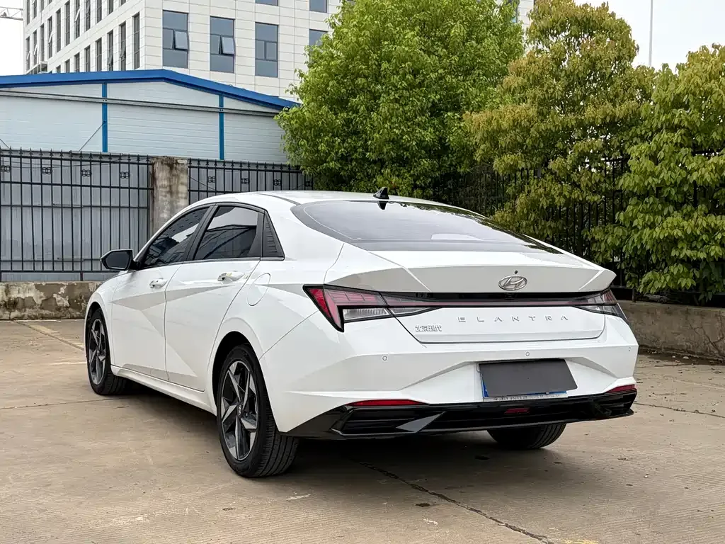 Hyundai Elantra — фото 10