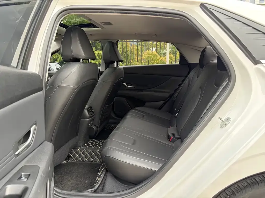 Hyundai Elantra — фото 7