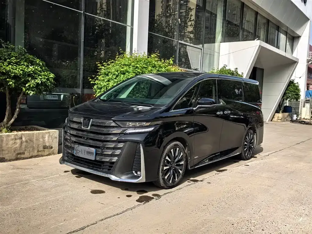 Toyota Vellfire — фото 1