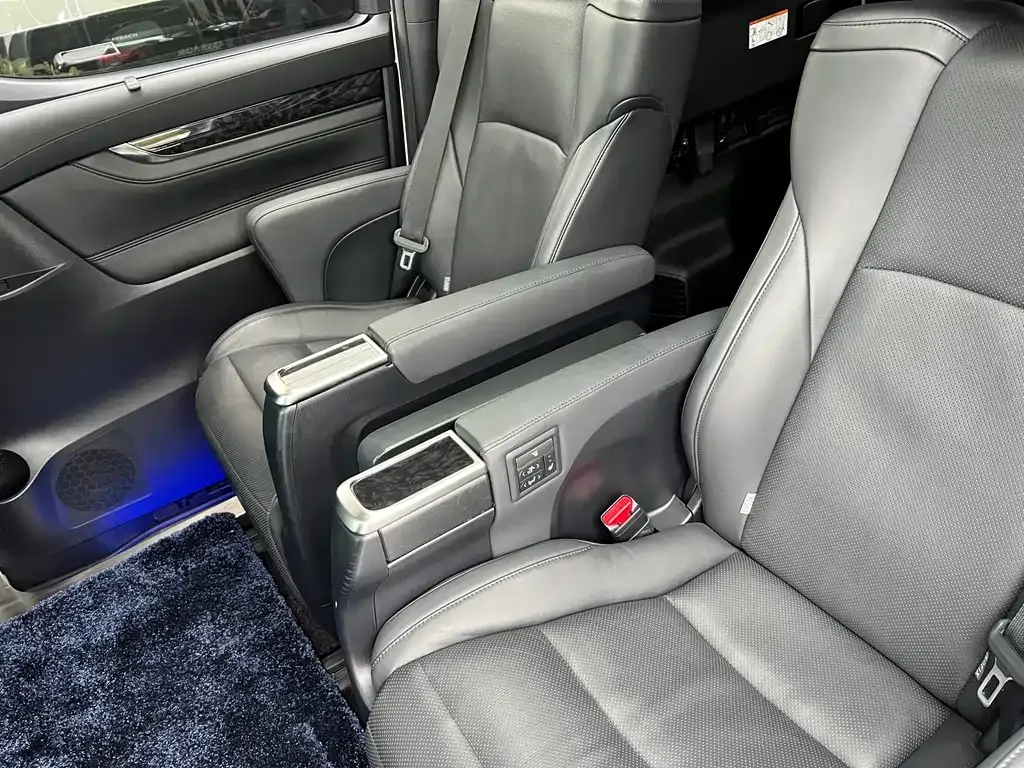 Toyota Vellfire — фото 10