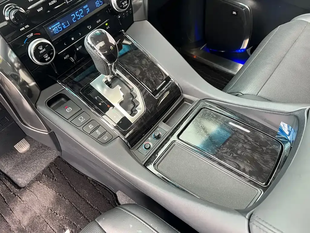 Toyota Vellfire — фото 7