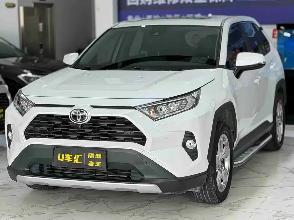 Toyota RAV4 — фото 1