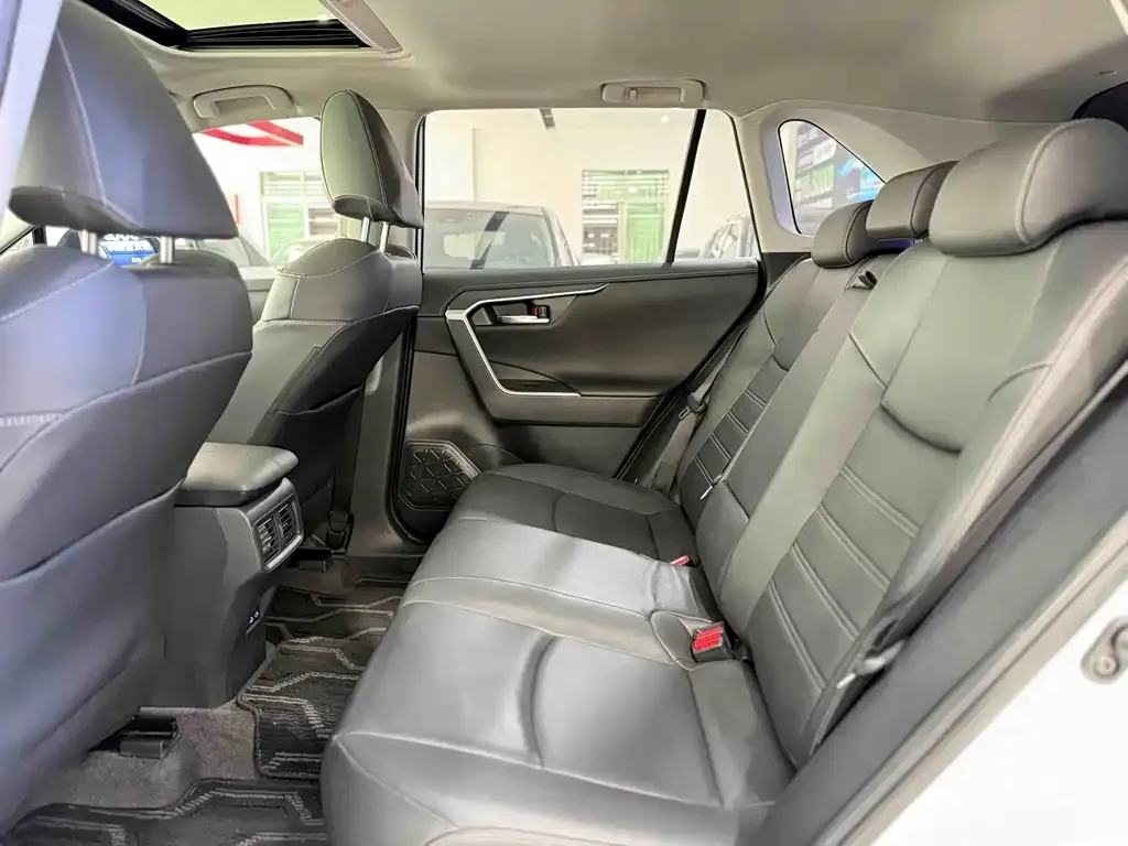 Toyota RAV4 — фото 8