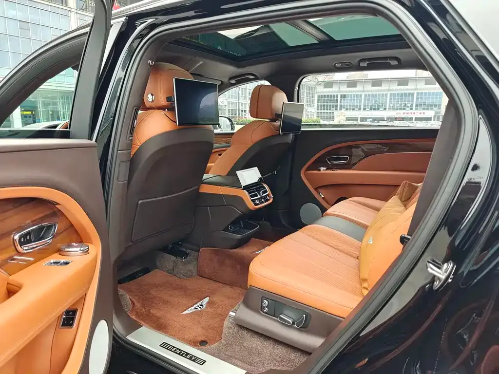 Bentley Bentayga 2023 из CN, фото 7