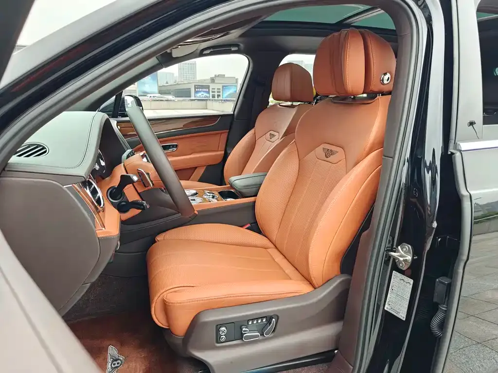 Bentley Bentayga 2023 из CN, фото 9