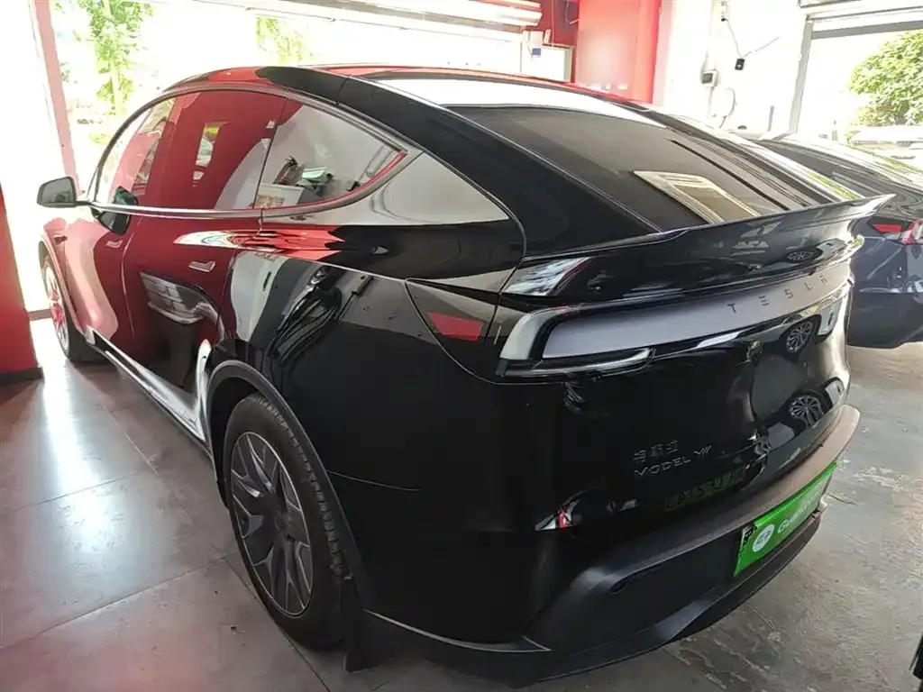 Tesla Model Y L — фото 10