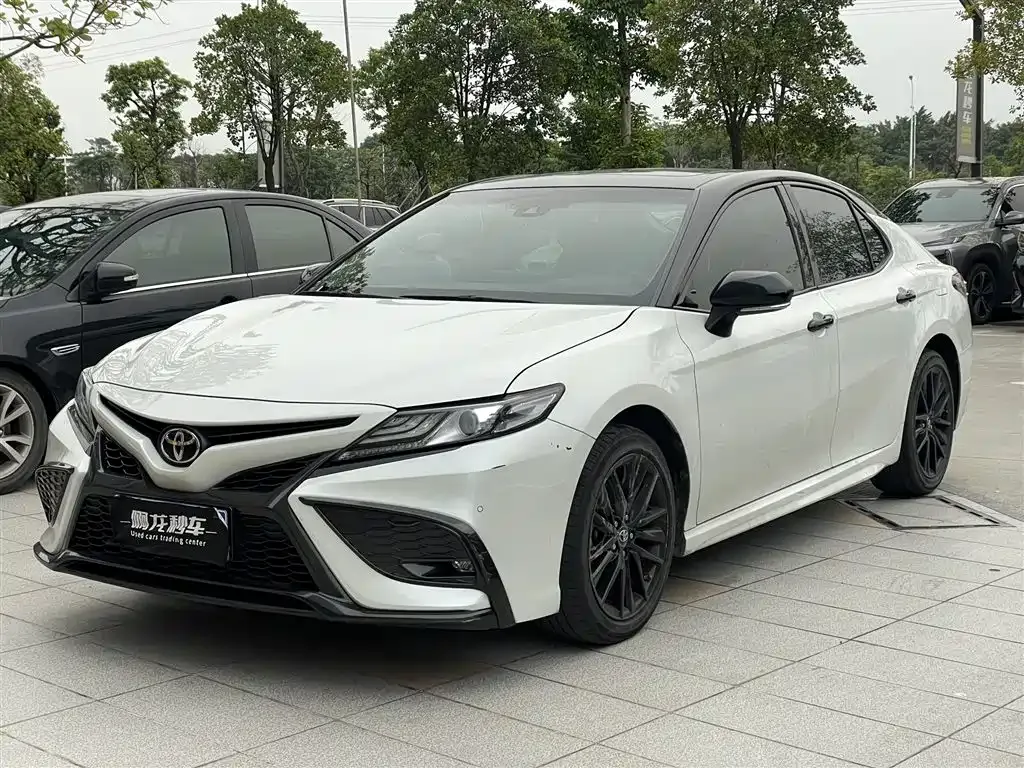 Toyota Camry — фото 1