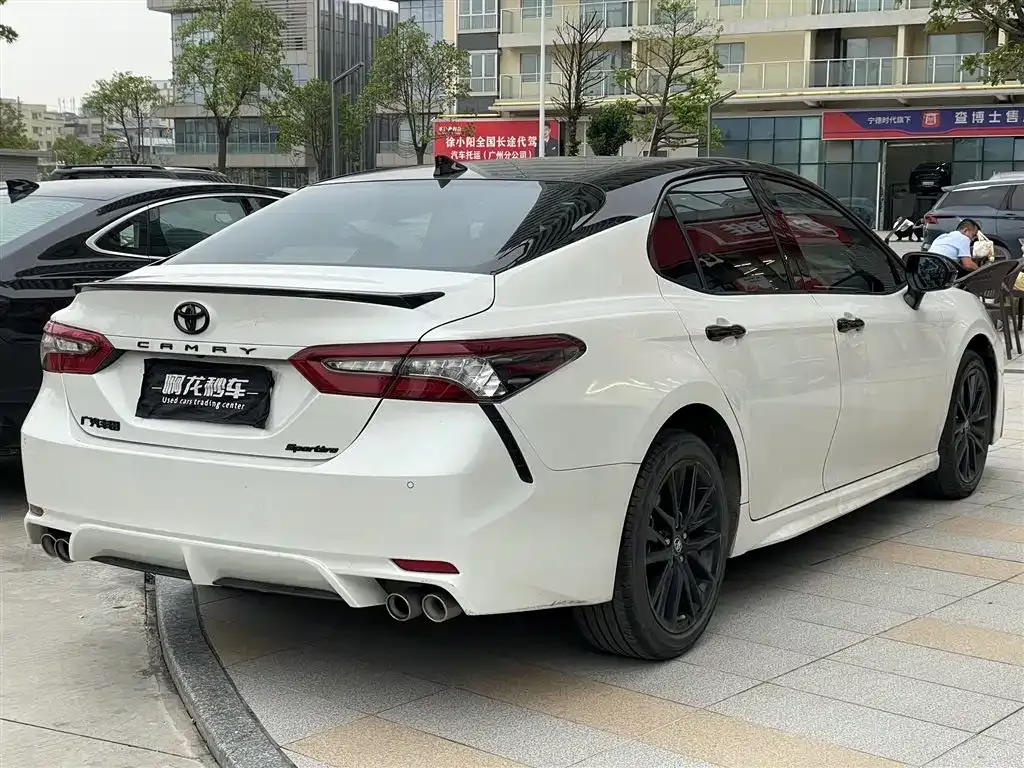 Toyota Camry — фото 7