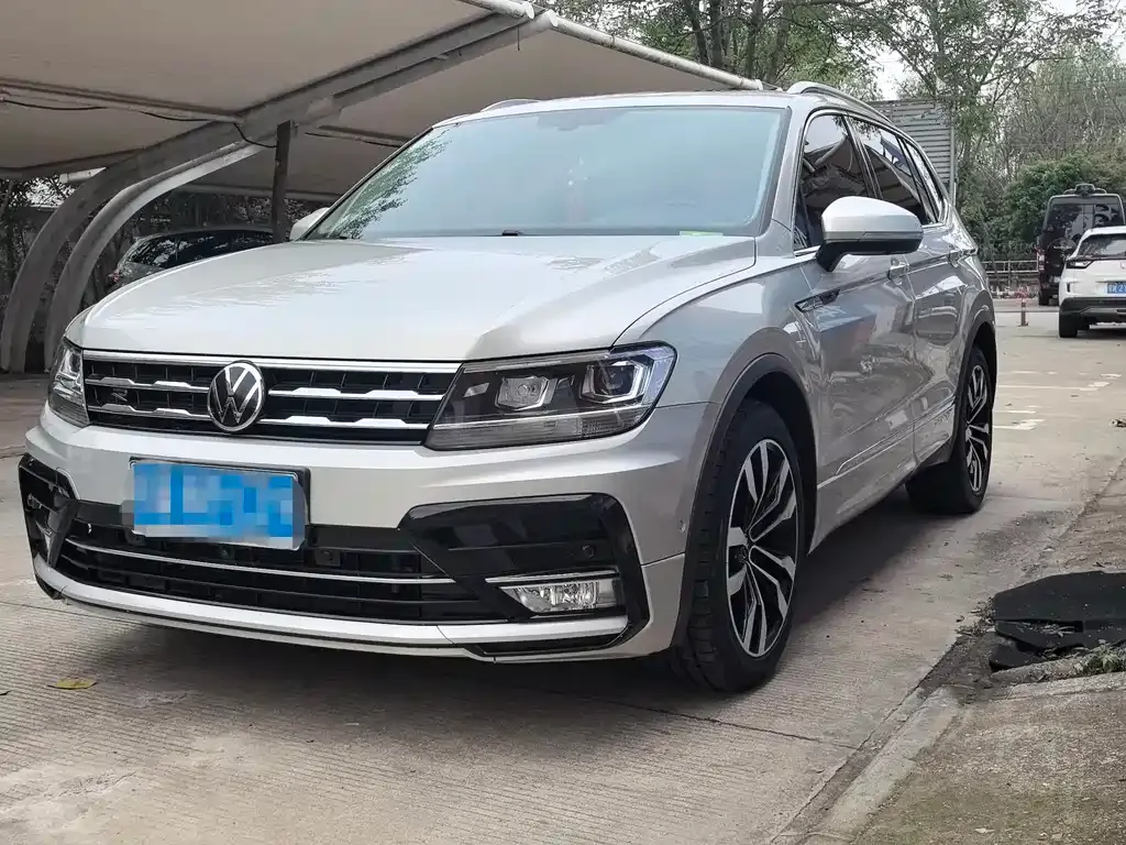 Volkswagen Tiguan L — фото 1