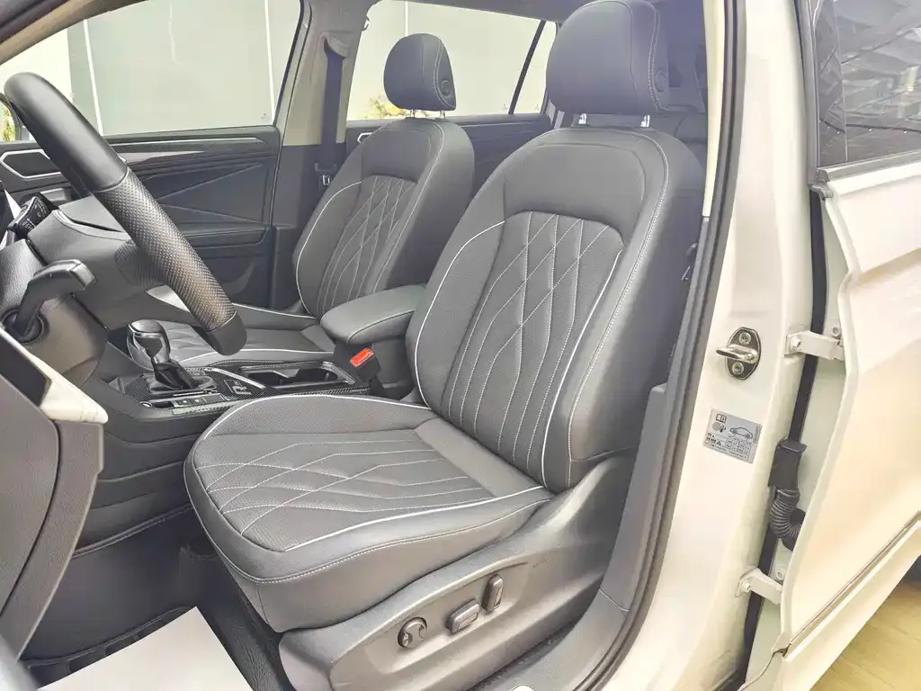 Volkswagen Tiguan L — фото 10
