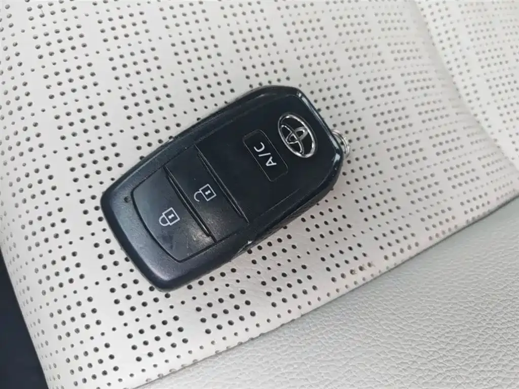Toyota bZ4X 2023 из CN, фото 9