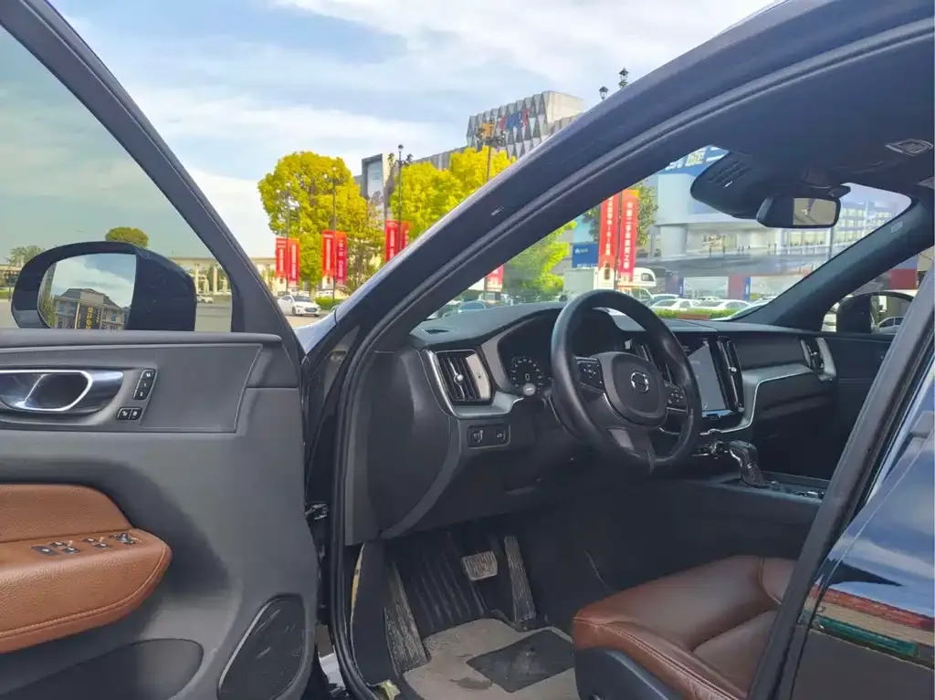 Volvo XC60 2021 из CN, фото 9