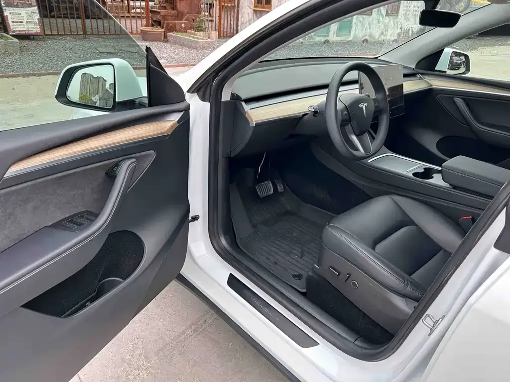 Tesla Model Y — фото 7