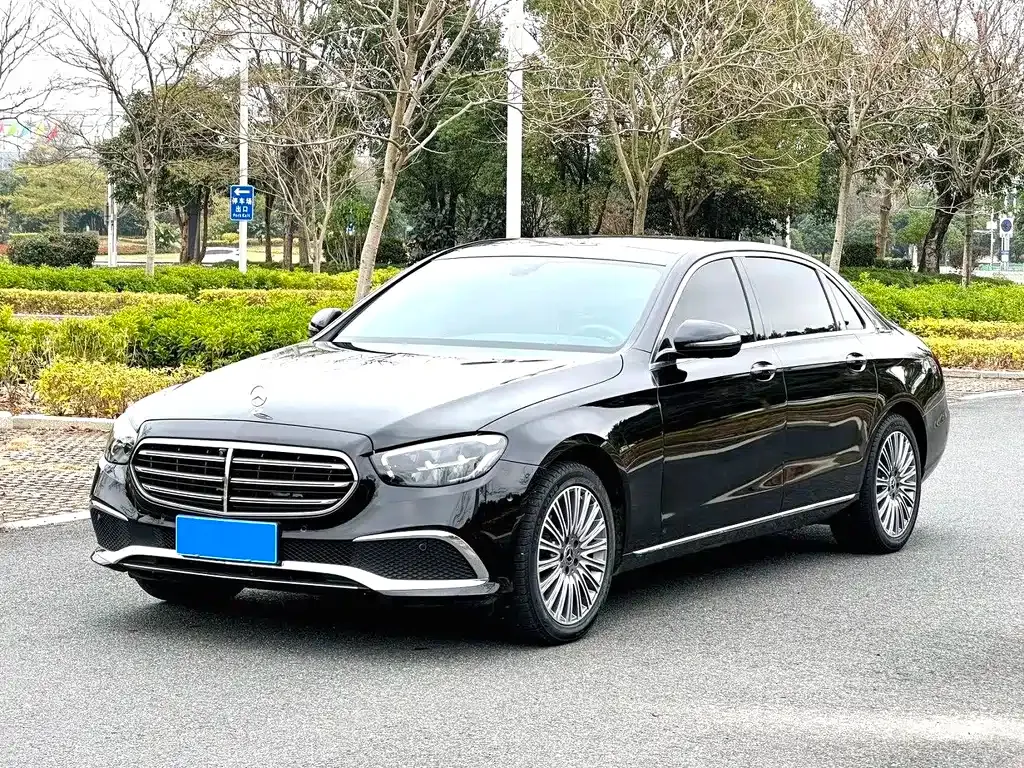 Mercedes-Benz E-Class — фото 1