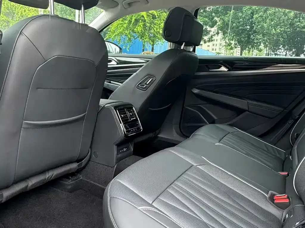 Volkswagen Passat 2023 из CN, фото 3