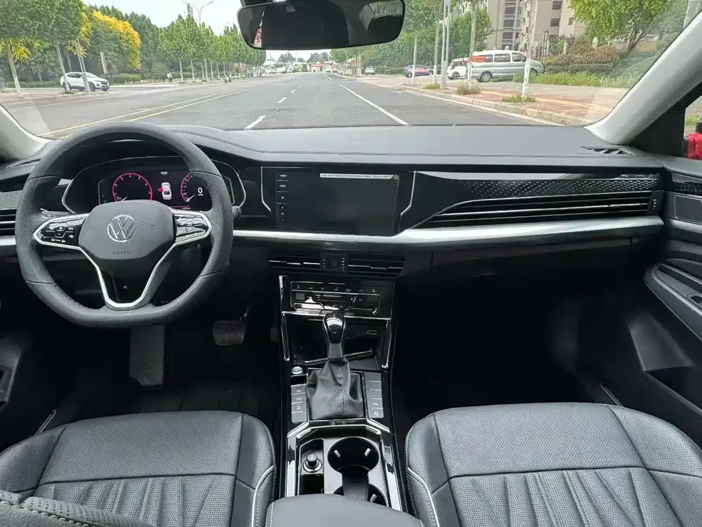 Volkswagen Passat 2023 из CN, фото 2