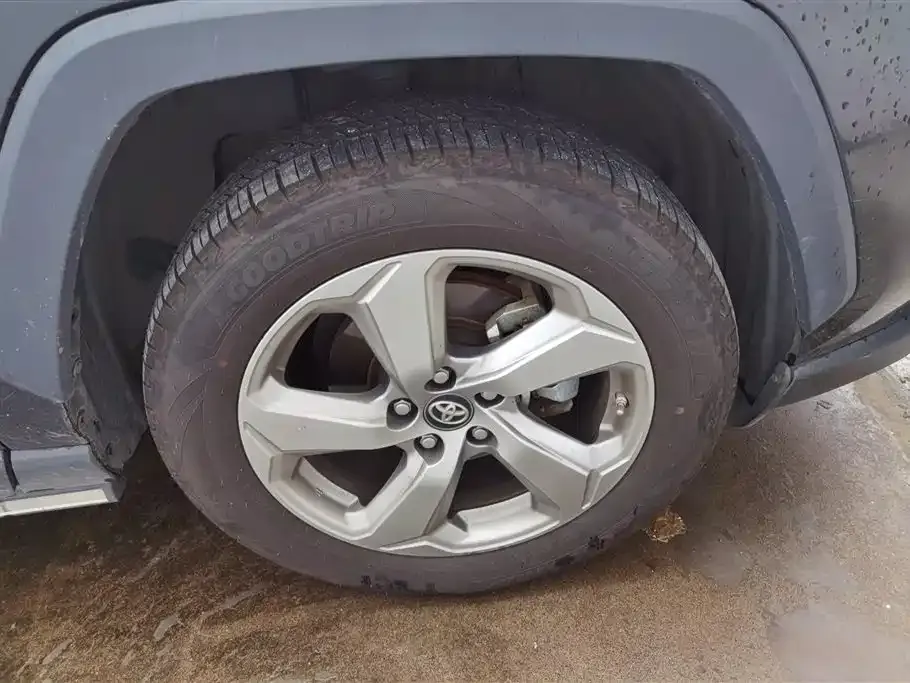 Toyota RAV4 — фото 7