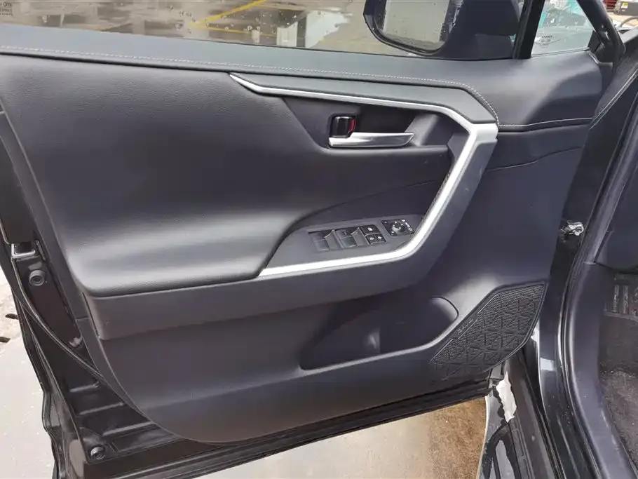 Toyota RAV4 — фото 2