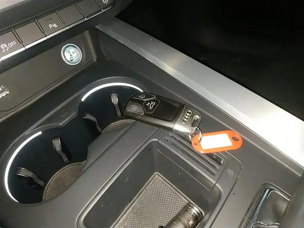 Audi A4L 2022 из CN, фото 7