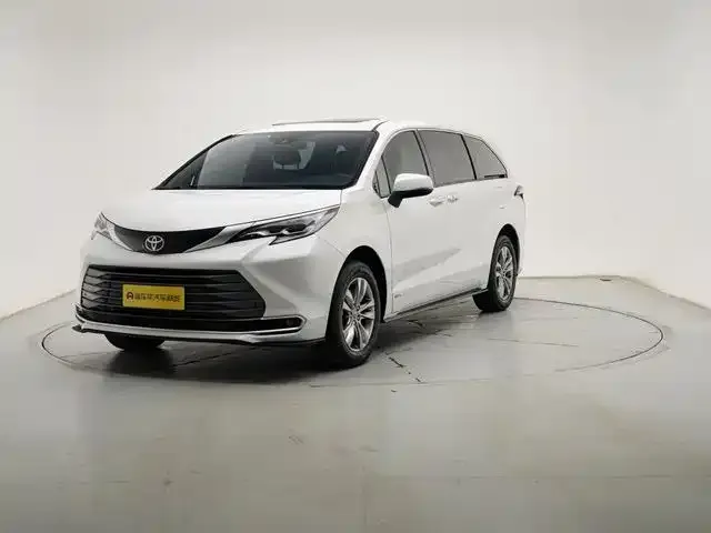 Toyota Sienna — фото 1