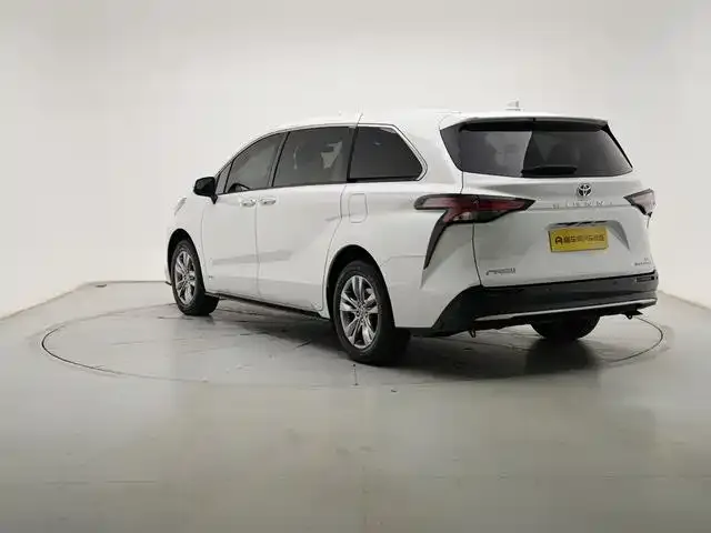 Toyota Sienna — фото 2
