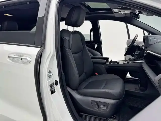 Toyota Sienna — фото 5