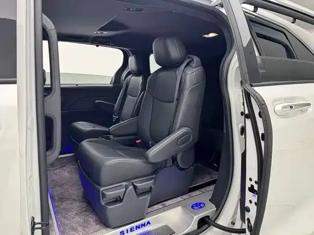 Toyota Sienna — фото 8