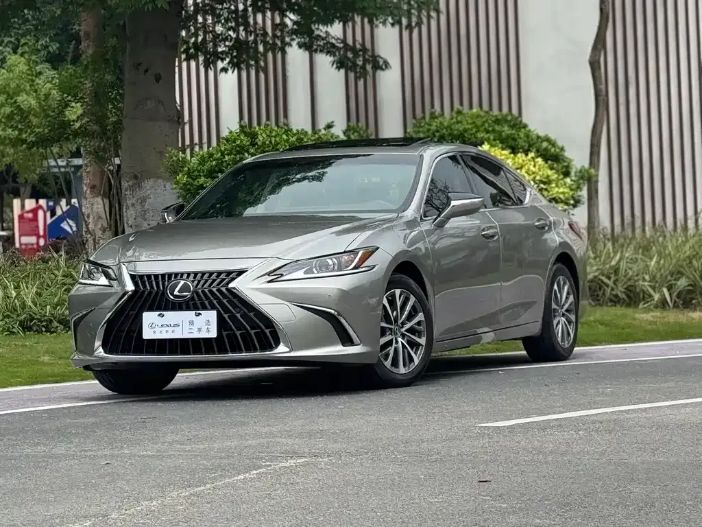 Lexus ES — фото 1