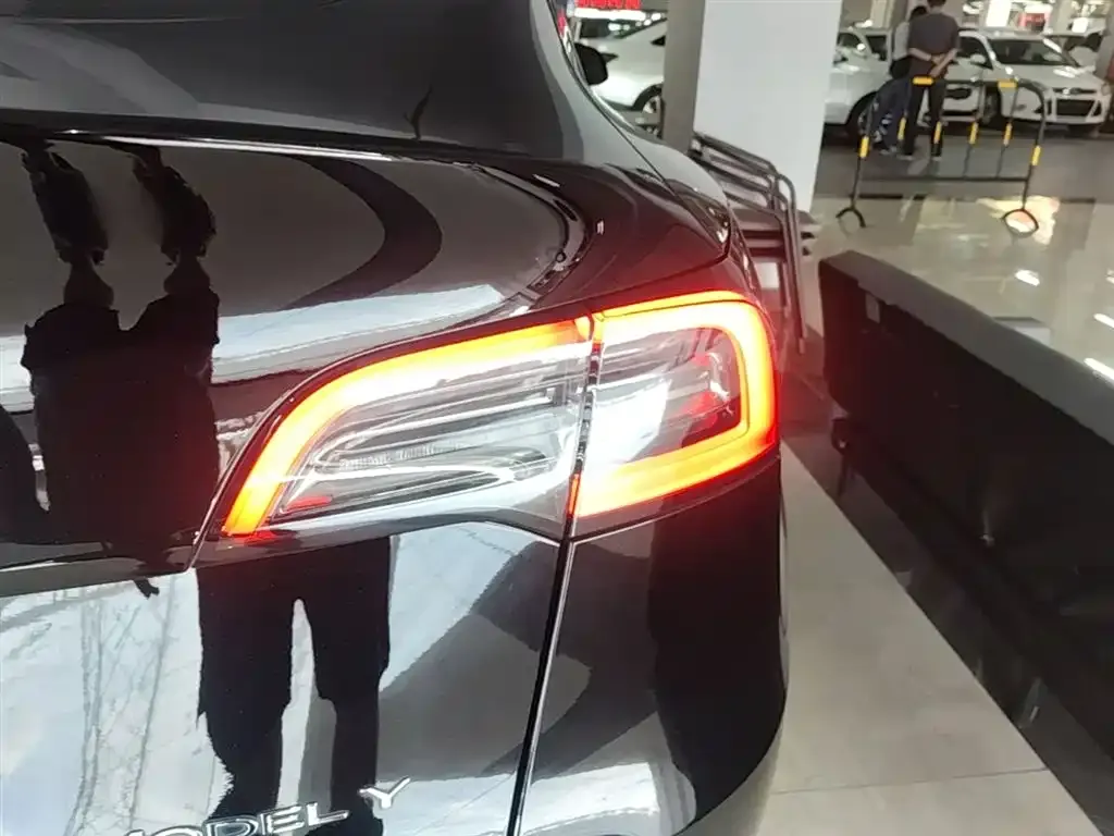 Tesla Model Y — фото 6
