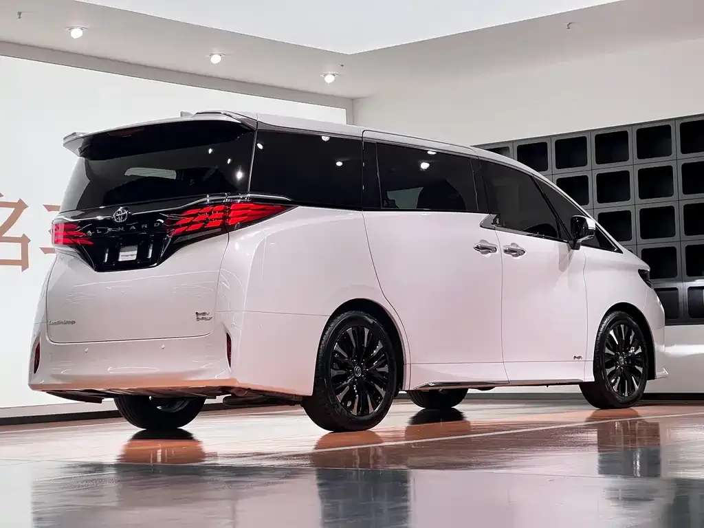 Toyota Alphard — фото 9