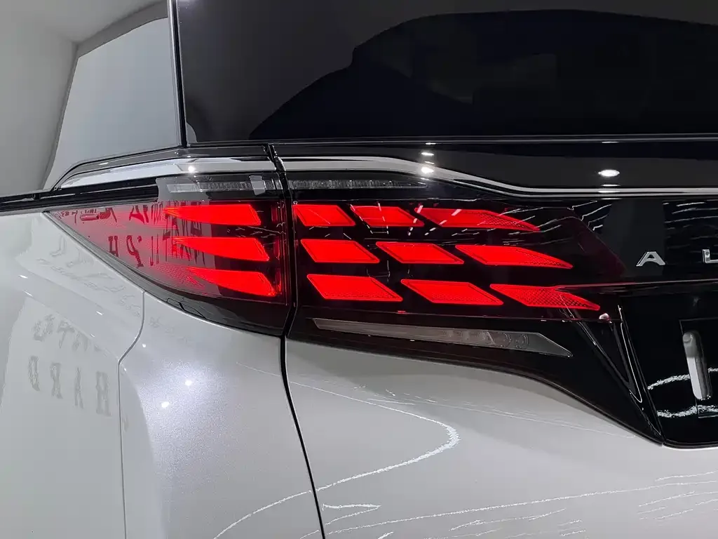 Toyota Alphard — фото 4