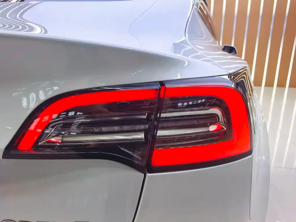 Tesla Model 3 — фото 2