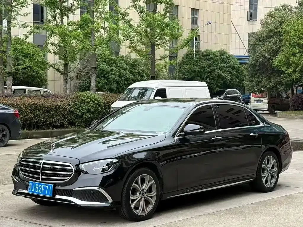 Mercedes-Benz E-Class — фото 1