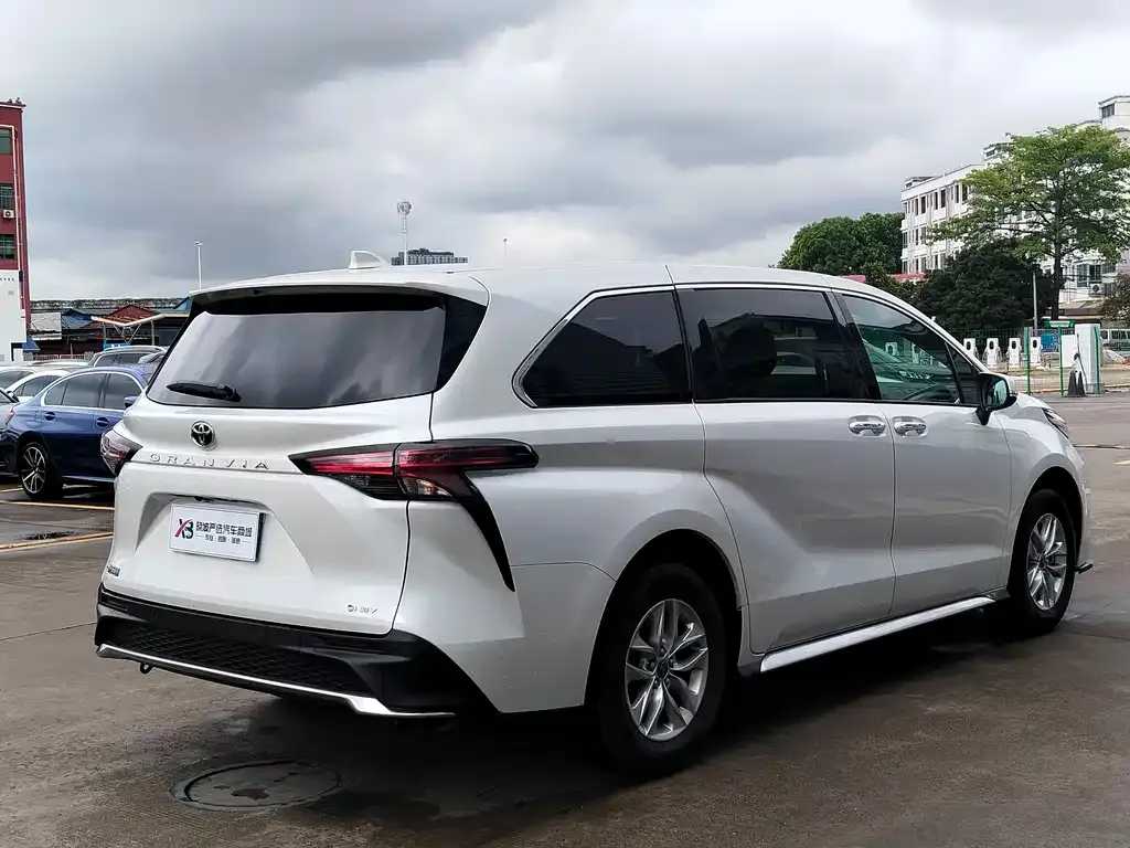 Toyota Granvia 2025 из CN, фото 9