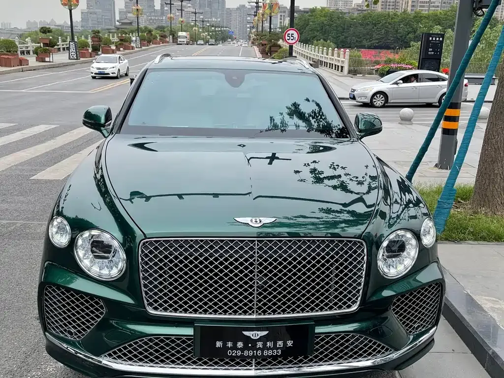Bentley Bentayga — фото 1